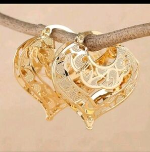 FASHION NWOT Elegant Gold Heart Earrings